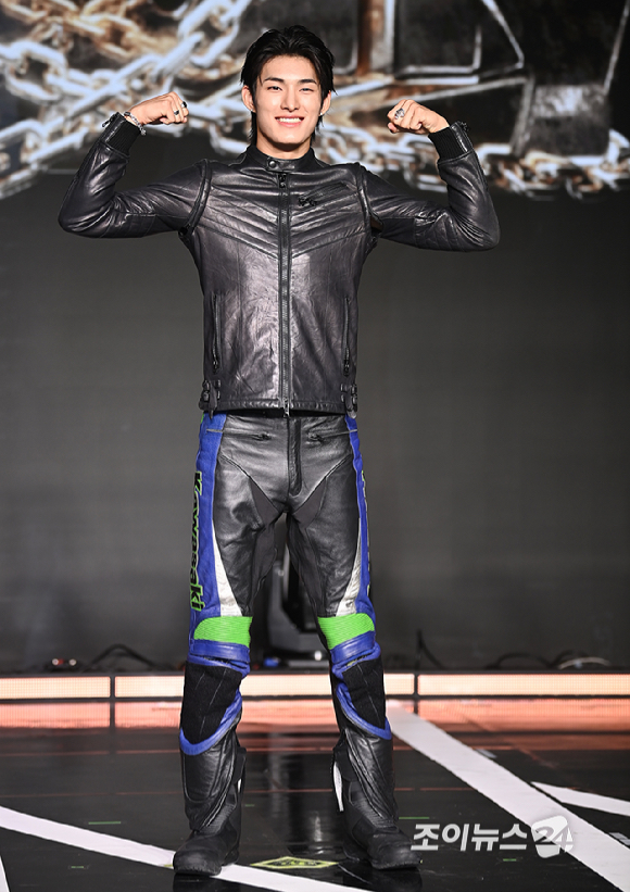 그룹 82메이저(82MAJOR) 윤예찬이 30일 오후 서울 강남구 일지아트홀에서 열린 미니 4집 '트로피' 컴백 쇼케이스에서 포토타임을 갖고 있다. [사진=곽영래 기자]