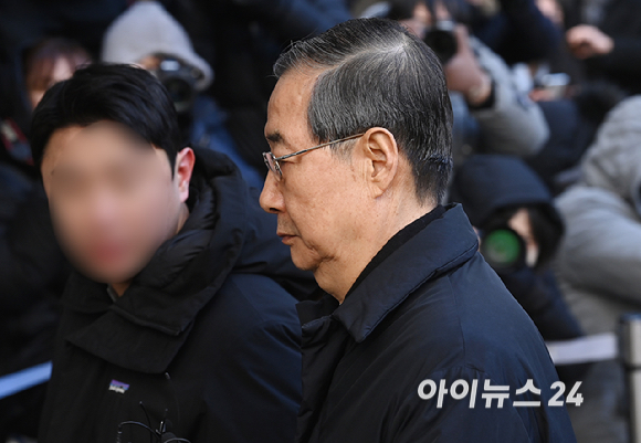 내란 우두머리 방조 혐의를 받는 한덕수 전 국무총리가 21일 서울중앙지법에서 열린 1심 선고 공판에 출석하고 있다. [사진=곽영래 기자]