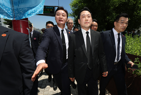 국민의힘 장동혁 대표가 18일 광주 5&middot;18 민주광장에서 열린 제46주년 5&middot;18민주화운동 기념식을 마친 뒤 경호를 받으며 행사장을 나서고 있다. 2026.5.18 [사진=연합뉴스]