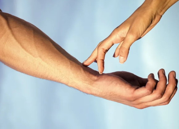 남편에게 과한 스킨십을 보인 어린이집 교사 때문에 불편함을 느꼈다는 한 여성의 사연이 알려졌다. 사진은 본 기사 내용과 무관. [사진=Volodymyr Tverdokhlib]