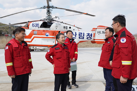 남성현 산림청장이 20일 강원도 철원군을 방문해 산불태응태세를 점검하고 직원들을 격려하고 있다. [사진=산림청]