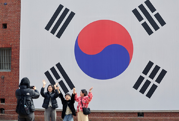 3&middot;1절을 앞둔 27일 서울 서대문형무소역사관에서 어린이들이 태극기를 배경으로 기념촬영을 하고 있다. 2026.2.27 [사진=연합뉴스]