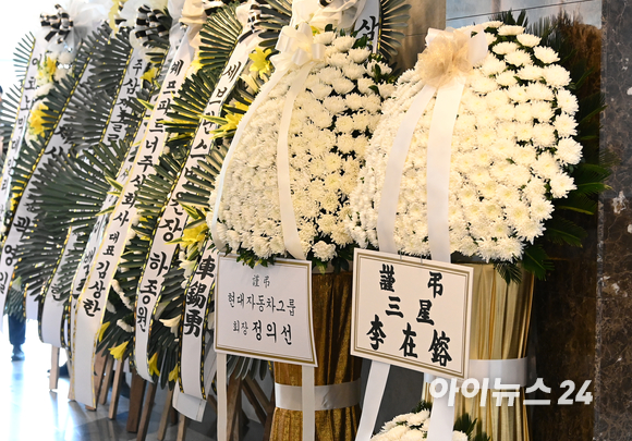 구자학 아워홈 명예회장이 향년 92세로 별세한 가운데 12일 빈소가 마련된 서울아산병원 장례식장에 이재용 삼성전자 부회장, 정의선 현대자동차 그룹 회장의 근조화환이 빈소 앞에 놓여있다. [사진=김성진 기자]