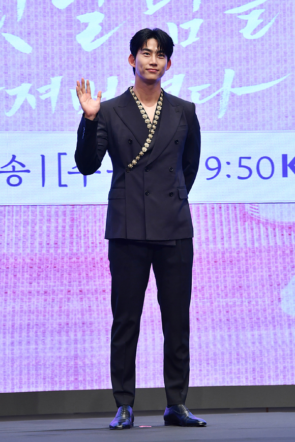 그룹 2PM 옥택연이 11일 오후 서울 구로구 신도림동 더세인트에서 진행된 KBS2 새 수목드라마 '남주의 첫날밤을 가져버렸다' 제작발표회에 참석해 포즈를 취하고 있다. [사진=문수지 기자]