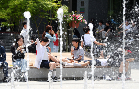 낮 기온이 최고 28도까지 오르며 초여름 날씨를 보인 17일 서울 종로구 광화문 광장을 찾은 시민들이 분수대 앞에서 쉬고 있다. 2024.05.17. [사진=뉴시스]