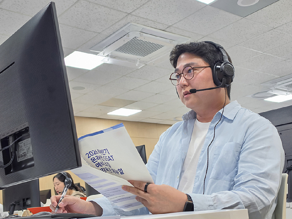 삼성전자 감독관이 지난 17일 삼성전자 인재개발원에서 삼성직무적성검사(GSAT) 응시자를 대상으로 예비 소집을 진행하고 있다. [사진=삼성]