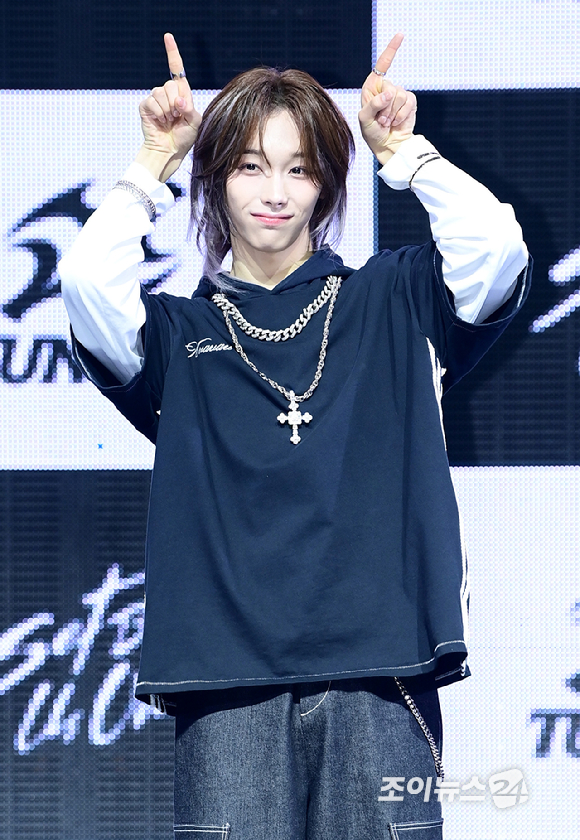 3일 오후 서울 광진구 광장동 예스24라이브홀에서 신인 보이그룹&nbsp;튜넥스(TUNEXX)&nbsp;첫 번째 미니 앨범 '셋 바이 어스 온리'(SET BY US ONLY) 발매 기념 쇼케이스가 열렸다.&nbsp;튜넥스 타이라가 포토타임을 갖고 있다. [사진=정소희 기자]