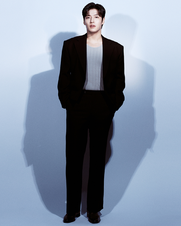 배우 강하늘이 넷플릭스 영화 '84제곱미터' 인터뷰에 앞서 포즈를 취하고 있다. [사진=넷플릭스]