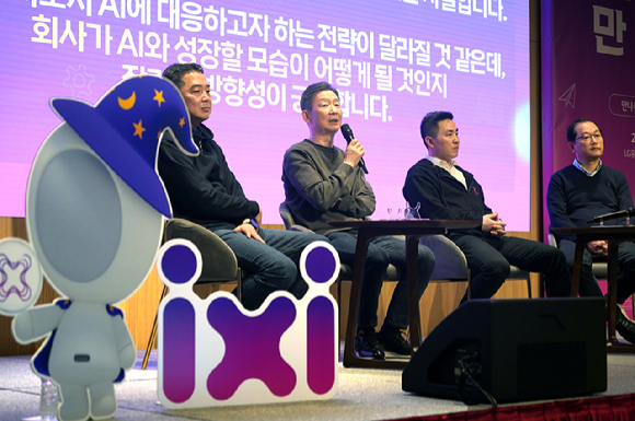 황현식 LG유플러스 사장(왼쪽에서 두번째)이 지난 28일 서울 LG유플러스 용산사옥에서 열린 타운홀 미팅에서 직원들의 질문에 답하고 있다. [사진=LGU+]