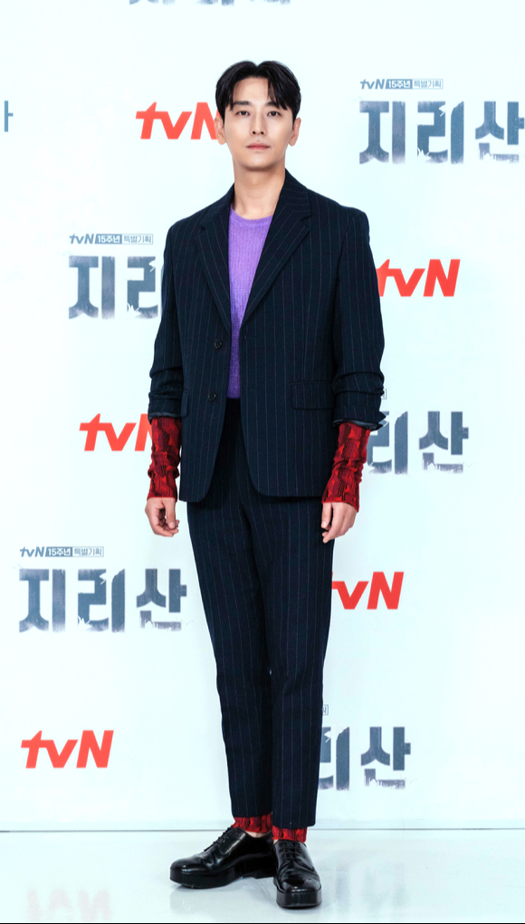 배우 주지훈이 13일 온라인으로 진행된 tvN 15주년 특별기획 '지리산' 제작발표회에 참석해 포즈를 취하고 있다. [사진=tvN]
