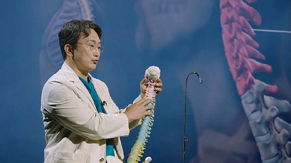 오는 29일 밤 9시 55분에 방송되는 EBS '명의' '목 통증, 원인부터 찾아라 &ndash; 경추 질환' 편에서는 한 번 손상되는 순간 영구적인 후유증이 생길 수 있는 경추 질환과 치료 방법에 대해 알아본다. [사진=EBS]