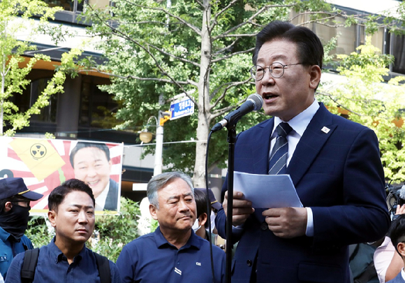 이재명 더불어민주당 대표가 17일 서울 서초동 서울중앙지검에 출석하기 전 인근에서 지지자들과 만나 검찰 출석에 대한 입장을 발표하고 있다. [사진=뉴시스]