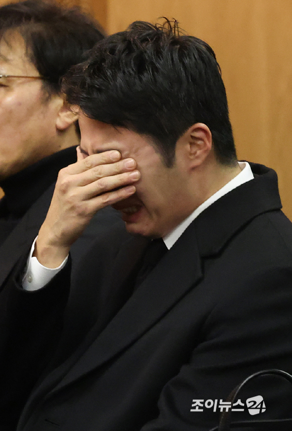 배우 고(故) 이순재의 영결식이 27일 서울 송파구 서울아산병원 장례식장에 엄수됐다. 배우 정일우가 눈물을 흘리고 있다. [사진=곽영래 기자]