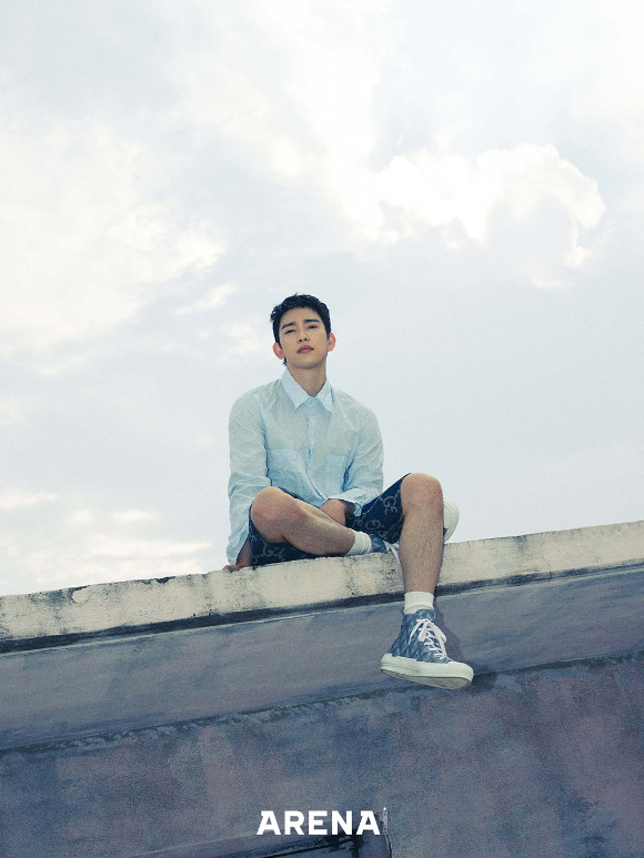 배우 박진영이 화보 촬영에서 포즈를 취하고 있다. [사진=아레나 옴므 플러스]