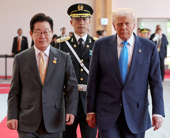 이재명 대통령이 12·3 비상계엄 사태 1주년인 3일 서울 용산 대통령실에서 '빛의 혁명 1주년 대국민 특별성명'을 발표한 뒤 취재진 질문에 답하고 있다. 2025.12.3 [사진=연합뉴스]