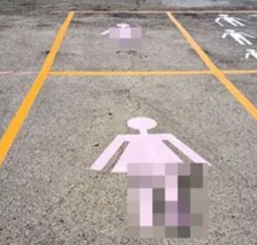 스페인의 한 도시에 새롭게 조성된 '여성 전용 주차 공간'이 시행 일주일 만에 훼손되며 성차별 논란이 일었다. 사진은 해당 주차 공간. [사진=유튜브 @El Toro TV]