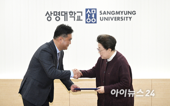 이호재 한국사진기자협회장과 김종희 상명대학교 총장이 20일 서울 종로구 상명대학교에서 한국사진기자협회와 상명대학교 대학원 간 상호협력에 관한 업무협약을 체결한 뒤 기념촬영을 하고 있다. [사진=사진공동취재단]