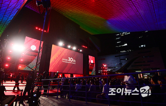 (왼쪽부터)배우 이병헌-이성민-염혜란-박희순-손예진-박찬욱 감독이 17일 오후 부산광역시 해운대구 영화의 전당에서 열린 제30회 부산국제영화제 개막식 레드카펫 행사에 참석하고 있다. [사진=정소희 기자]