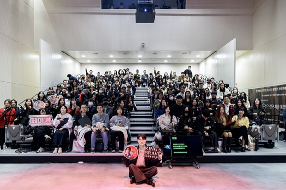 지난 22일 서울시 강남구 씨스퀘어에서 개최된 '킹스브레이브 토크콘서트'에서 '페이커(맨 앞)'와 참가자들이 기념촬영을 하고 있다. [사진=팔도]