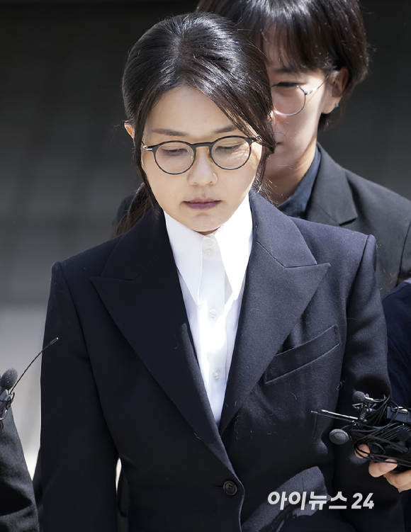 윤석열 전 대통령 부인 김건희 씨가 12일 오후 서울 서초구 서울중앙지방법원에서 열린 구속 전 피의자 심문(영장실질심사)을 마치고 법원을 나서고 있다. [사진=사진공동취재단]
