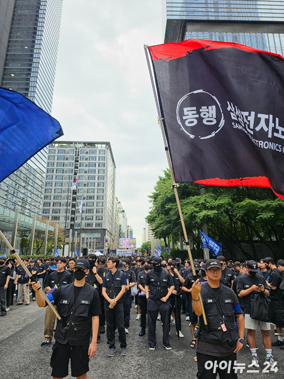 21일 삼성전자 동행 노조가 삼성전자 서초 사옥 주변에서 집회를 열고 가두행진을 했다. [사진=황세웅 기자]