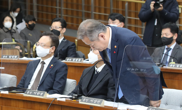 이상민 행정안전부 장관이 6일 국회에서 열린 용산 이태원 참사 국정조사 특별위원회 2차 청문회에서 유가족들에게 고개 숙여 인사하고 있다. [사진=뉴시스]