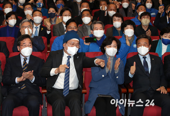 더불어민주당 이낙연 총괄선대위원장과 송영길 대표, 윤호중 원내대표, 추미애 명예선대위원장 등 당 지도부가 9일 오후 서울 여의도 국회 의원회관 개표 상황실에서 방송 3사, JTBC 출구조사 결과를 지켜보고 있다. [사진=정소희 기자]