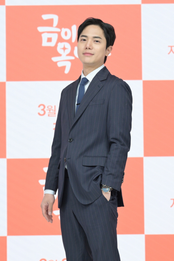 배우 김시후가 23일 온라인으로 진행된 KBS 1TV 새 일일드라마 '금이야 옥이야' 제작발표회에 참석해 포즈를 취하고 있다. [사진=KBS]