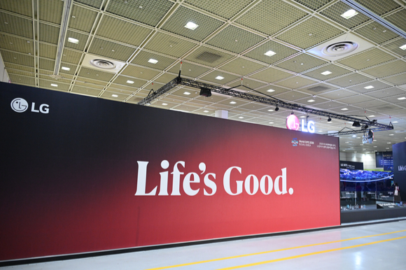 WIS 2023 LG전자 부스에서 'LG 액티브 레드'와 블랙 컬러를 배경색으로 활용한 'Life’s Good' 슬로건 [사진=LG전자]