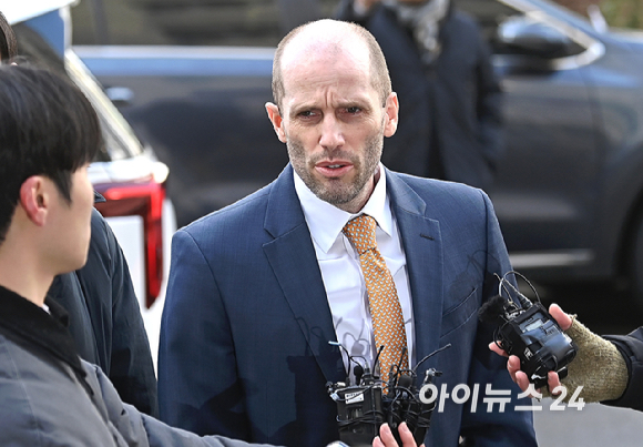 해롤드 로저스 쿠팡 한국법인 임시 대표가 6일 오후 마포구 서울경찰청 광역수사단 반부패수사대에서 국회에서의 증언&middot;감정 등에 관한 법률 위반 혐의 등 관련 2차 조사를 받기 위해 출석하고 있다. [사진=곽영래 기자]