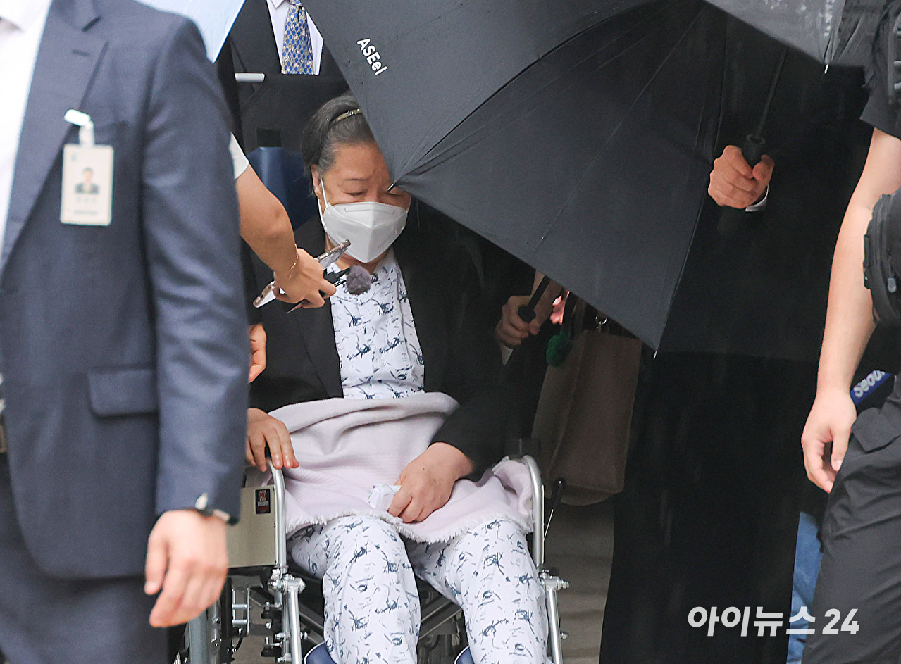 '정교 유착' 의혹에 연루된 한학자 통일교 총재가 31일 서울 서초구 서울중앙지방법원에서 열린 1심 선고공판에 출석하고 있다. [사진=곽영래 기자]