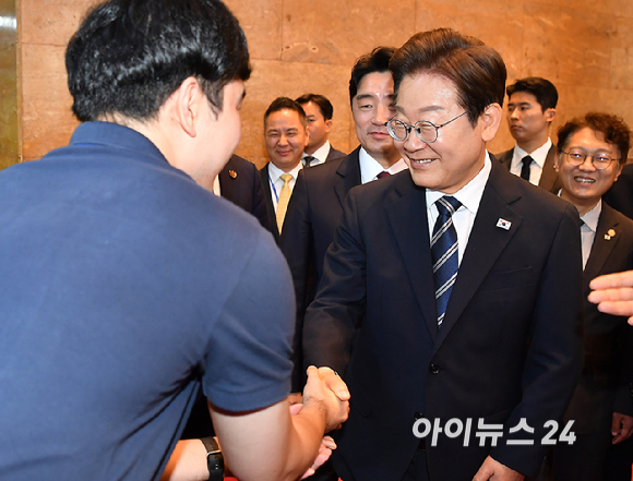 이재명 대통령이 26일 서울 여의도 국회에서 열린 추가경정예산안 시정연설을 마친 뒤 국회를 나서며 국회 직원들과 인사를 하고 있다. [사진=곽영래 기자]