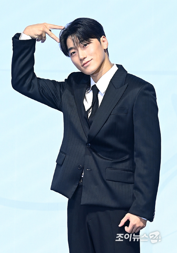 에이티즈 산이 5일 오후 서울 여의도 페어몬트 엠버서더 서울에서 열린 미니 13집 '골든 아워 : 파트 4(GOLDEN HOUR : Part.4)' 발매 기념 기자간담회에서 포즈를 취하고 있다. [사진=곽영래 기자]