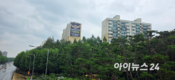 송파구 노후 아파트단지의 재건축이 곳곳에서 추진되며 기대감이 확산되고 있다. 사진은 송파한양2차 전경. 오른쪽에 잠실롯데월드타워가 보인다. [사진=이수현 기자]