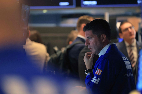 뉴욕증권거래소(NYSE) 트레이더가 시장 상황을 지켜보고 있다. [사진=REUTERS/연합뉴스]