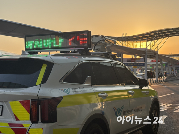 지난 14일 인천공항 제2여객터미널로 이전한 아시아나항공의 안내 화면. [사진=권서아 기자]