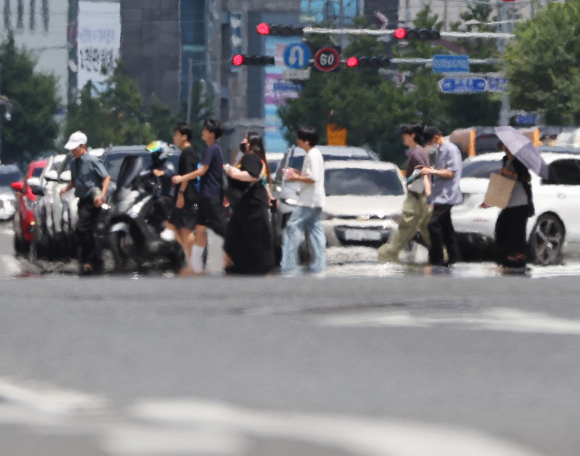 무더위가 나타난 울산 남구 한 도로에 지열로 인한 아지랑이가 피어오르고 있다. [사진=연합뉴스]