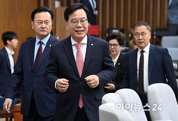 송언석 국민의힘 원내대표가 8일 서울 여의도 국회에서 열린 원내대책회의에 참석하고 있다. [사진=곽영래 기자]