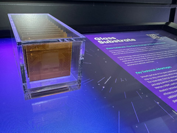 SKC 글라스 기판이 스페인 바르셀로나에서 열린 MWC 2025 SK텔레콤 전시관 AI DC 구역에 전시되어 있다. [사진=SKC]