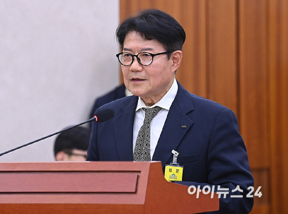 우희종 한국마사회장이 16일 서울 여의도 국회 농림축산식품해양수산위원회 국정감사에 출석해 업무보고를 하고 있다. [사진=곽영래 기자]