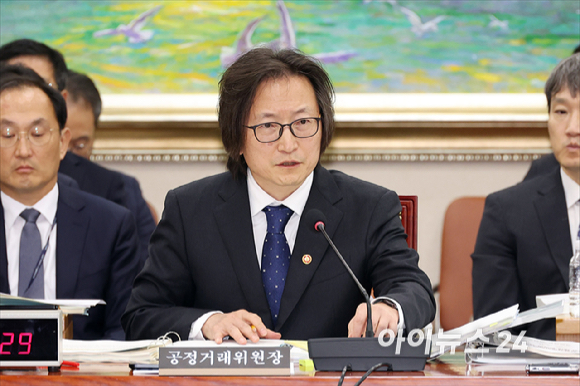 주병기 공정거래위원장이 14일 서울 여의도 국회에서 열린 국회 정무위원회 공정거래위원회 등에 대한 국정감사에서 질의에 답변하고 있다. [사진=곽영래 기자]