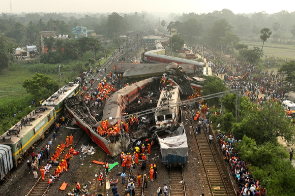 3일(현지시간) 인도 동부 오리사주 발라소르 지역에서 여객열차 2대와 화물열차 1대가 충돌한 사고가 발생해 구조대원들이 구조 작업을 벌이고 있다. [사진=뉴시스]