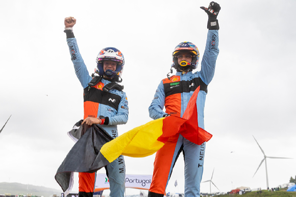 7~10일 열린 '2026 WRC' 포르투갈 랠리에서 우승을 차지한 티에리 누빌(Thierry Neuville, 오른쪽)과 코드라이버 마틴 비데거(Martijn Wydaeghe)가 경주차 위에 올라 환호하고 있다. [사진=현대차]
