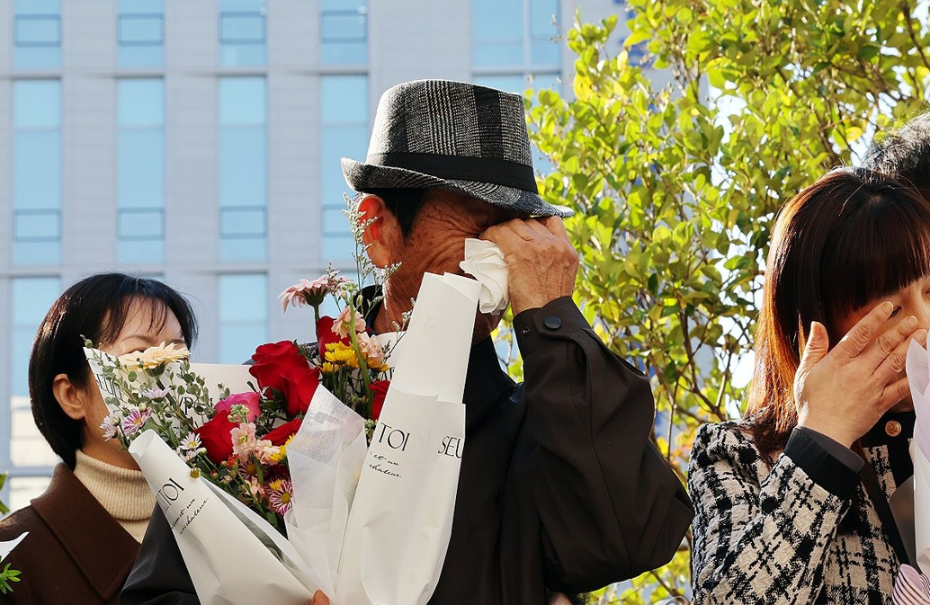 28일 오후 광주 동구 광주고등법원 앞에서 청산가리 막걸리 사건의 백모씨가 사건 발생 16년 만에 재심에서 무죄를 선고받은 뒤 연 기자회견에서 눈시울을 붉히고 있다. 백씨 부녀는 2009년 독극물인 청산가리를 막걸리에 타 배우자이자 친모 등을 살해한 혐의로 기소돼 무기징역과 징역 20년을 각각 선고받아 대법원 확정판결까지 받았으나, 지난해 재심 개시가 결정돼 이날 무죄를 선고받았다. 2025.10.28 [사진=연합뉴스]