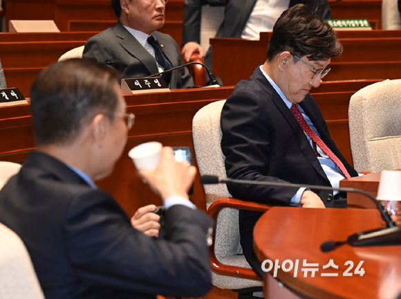 국민의힘 권영세 비상대책위원장과 권성동 원내대표가 9일 서울 여의도 국회에서 열린 의원총회에서 김문수 대선 후보자의 발언을 듣고 있다. [사진=곽영래 기자]