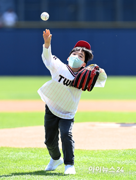 5일 오후 서울 잠실야구장에서 LG 트윈스와 두산 베어스의 경기가 열렸다. 방정환 재단 '나의 어린이 선언' 공모전 당선자 박시우 어린이가 시구를 하고 있다. [사진=김성진 기자]