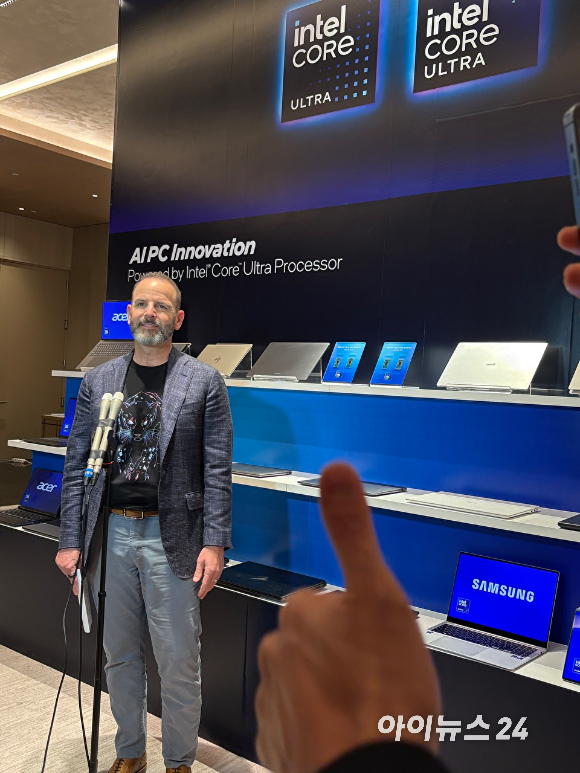 조쉬 뉴먼 인텔 컨슈머 PC 부문 총괄이 28일 서울 강남구 한 호텔에서 열린 '2026 인텔 AI PC 쇼케이스'에서 인텔 코어 울트라 시리즈 프로세서가 탑재된 노트북을 배경으로 발언하고 있다. 2026.1.28 [사진=권서아 기자]