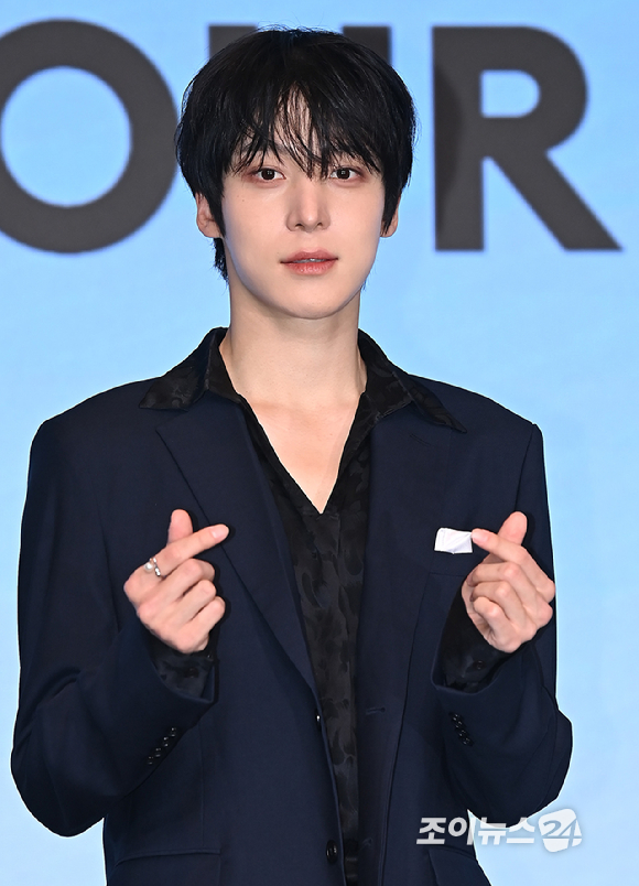 그룹 에이티즈 윤호가 12일 오후 서울 마포구 호텔 나루 서울 엠갤러리에서 열린 미니 12집 '골든 아워 : 파트 3'(GOLDEN HOUR : Part.3) 앨범 발매 기념 기자간담회에서 포즈를 취하고 있다. [사진=곽영래 기자]