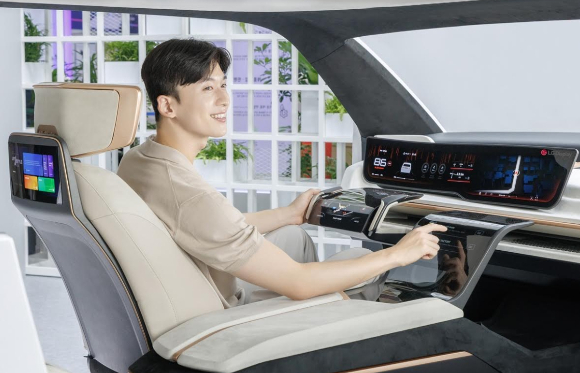 'K디스플레이 2023' 전시회에서 LG디스플레이 모델이 '34인치 초대형 P-OLED' 등을 탑재한 자율주행 콘셉트카를 체험하고 있다. [사진=LG디스플레이 ]