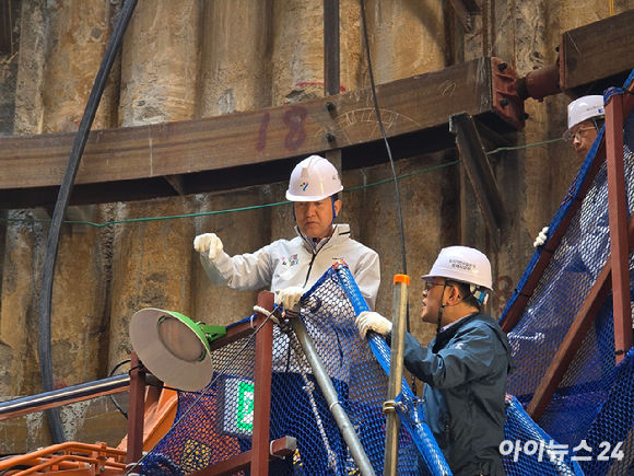 오세훈 서울시장이 24일 서울 광화문 대심도 빗물배수터널 공사 현장을 찾아 발언하고 있다. [사진=김한빈 기자]